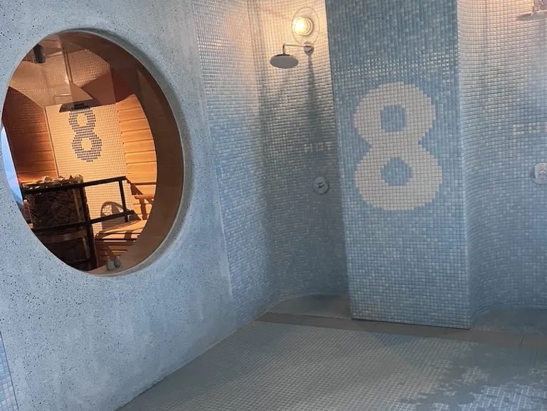 8HOTEL FUJISAWAのスパ。8の字のタイルと丸窓のサウナ